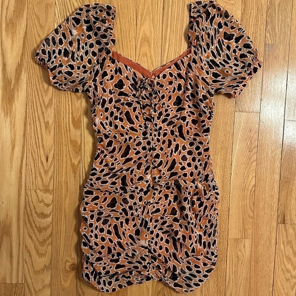 J.O.A. Dresses & Skirts - JOA Just One Answer Orange Leopard Print Short Sleeve Ruched Mini Dress S
